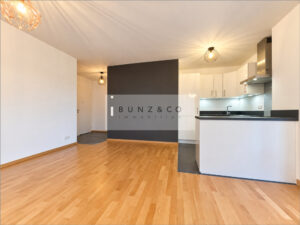 Wohnzimmer mit offener Küche
