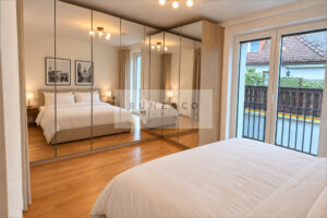 Schlafzimmer (KI-bearbeitet – Möblierung teilw. digital ergänzt/verändert.)