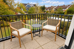 Balkon Wohnzimmer (KI-bearbeitet – Möblierung teilw. digital ergänzt/verändert.)