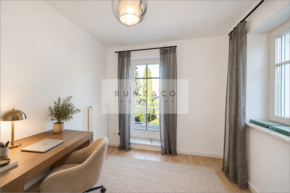 Arbeitszimmer (möbliert teilw. mit KI)