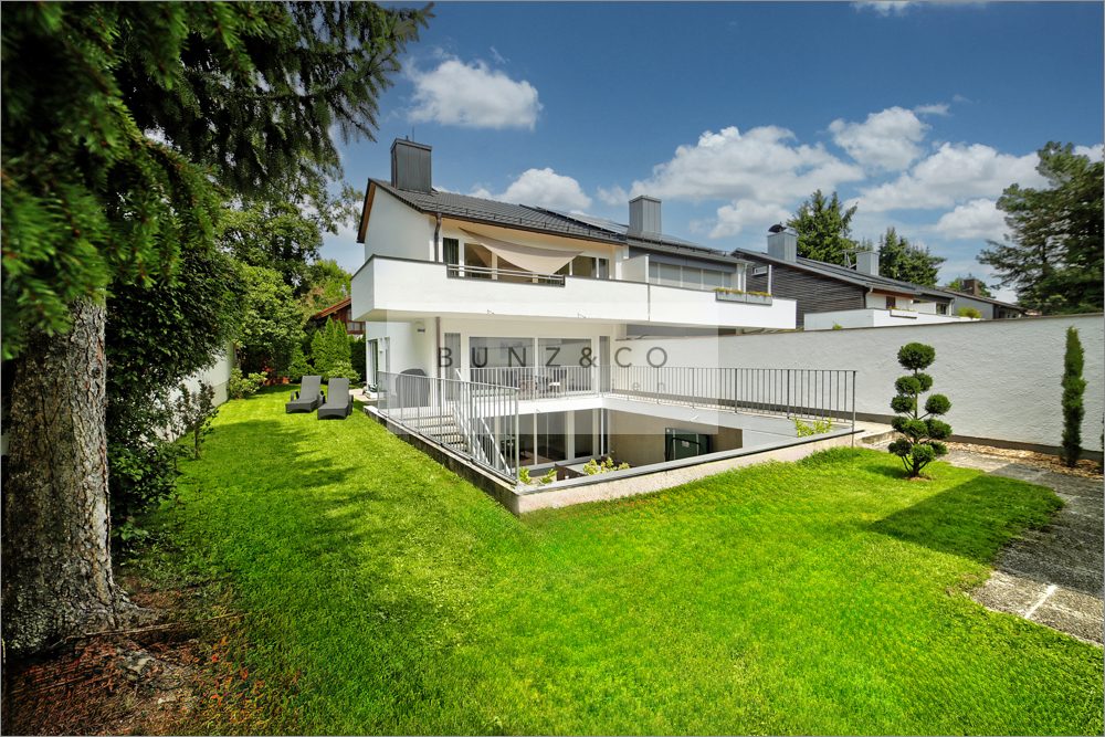 Immobilienangebot - Grünwald - Alle - Helle, hochwertig sanierte Doppelhaushälfte mit geschützter Tiefterrasse und moderner Wohnatmosphäre