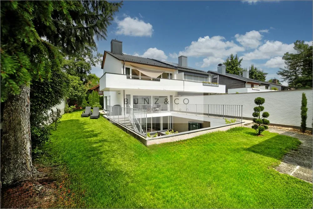 Immobilienangebot - Grünwald - Alle - Helle, hochwertig sanierte Doppelhaushälfte mit geschützter Tiefterrasse und moderner Wohnatmosphäre
