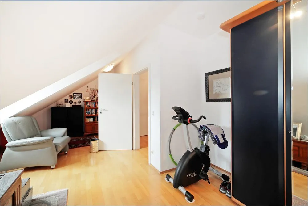 Immobilienangebot - München - Alle - Dachgeschosswohnung mit Balkon und TG-Stellplatz – Gepflegte Kapitalanlage in München-Forstenried