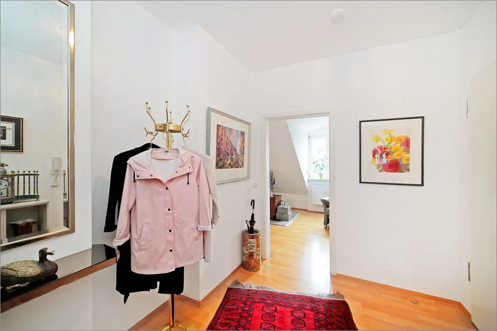 Immobilienangebot - München - Alle - Dachgeschosswohnung mit Balkon und TG-Stellplatz – Gepflegte Kapitalanlage in München-Forstenried
