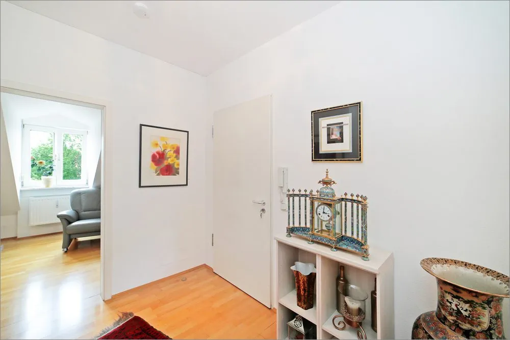 Immobilienangebot - München - Alle - Dachgeschosswohnung mit Balkon und TG-Stellplatz – Gepflegte Kapitalanlage in München-Forstenried