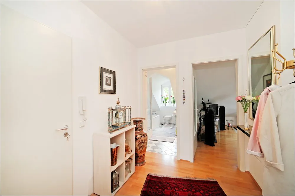 Immobilienangebot - München - Alle - Dachgeschosswohnung mit Balkon und TG-Stellplatz – Gepflegte Kapitalanlage in München-Forstenried