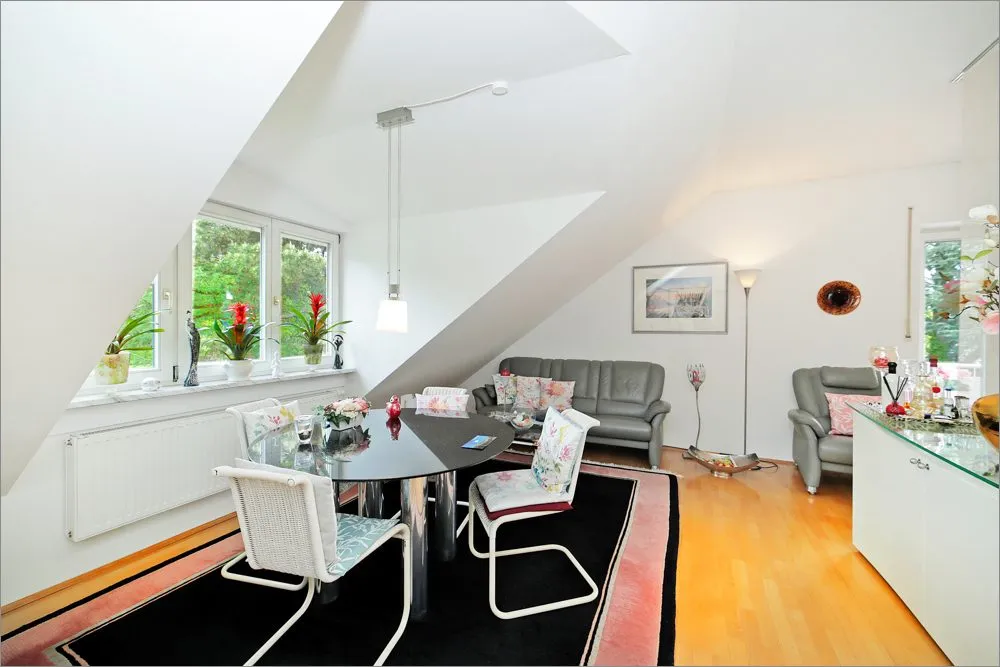 Immobilienangebot - München - Alle - Dachgeschosswohnung mit Balkon und TG-Stellplatz – Gepflegte Kapitalanlage in München-Forstenried