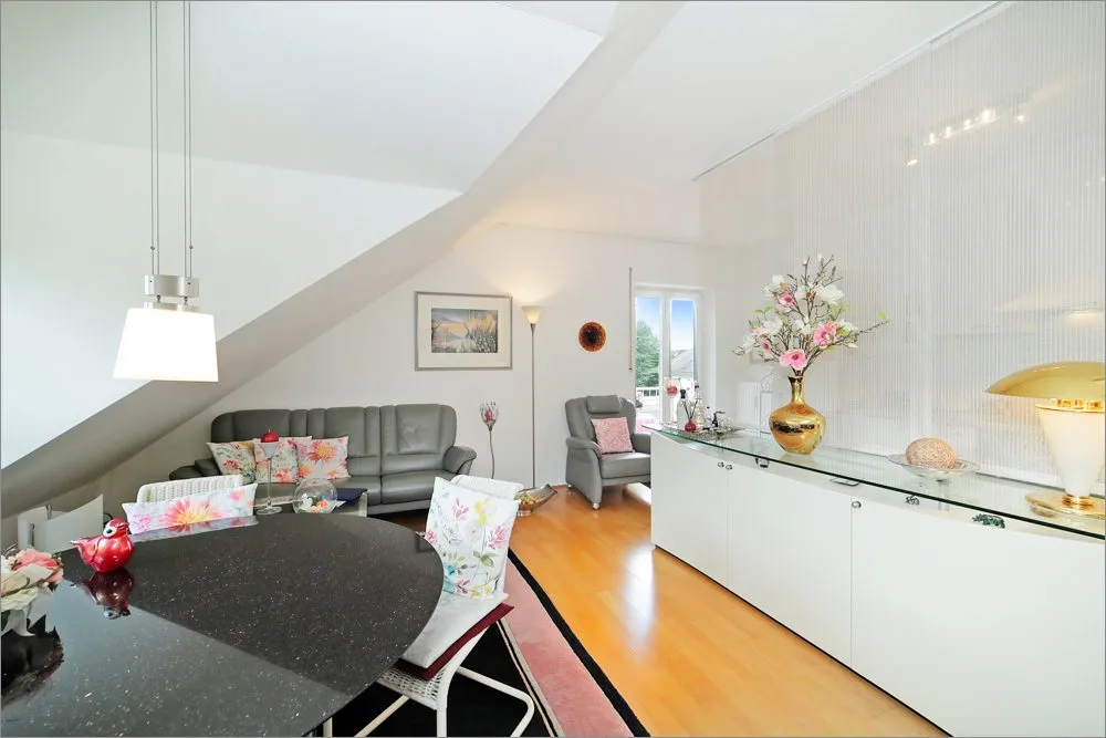 Immobilienangebot - München - Alle - Dachgeschosswohnung mit Balkon und TG-Stellplatz – Gepflegte Kapitalanlage in München-Forstenried