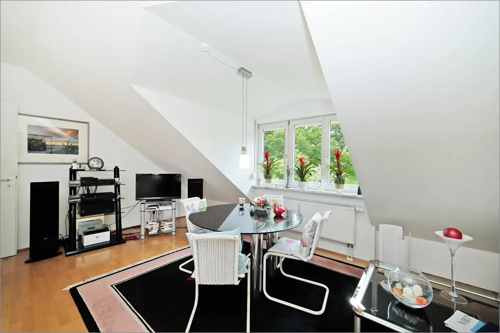 Immobilienangebot - München - Alle - Dachgeschosswohnung mit Balkon und TG-Stellplatz – Gepflegte Kapitalanlage in München-Forstenried