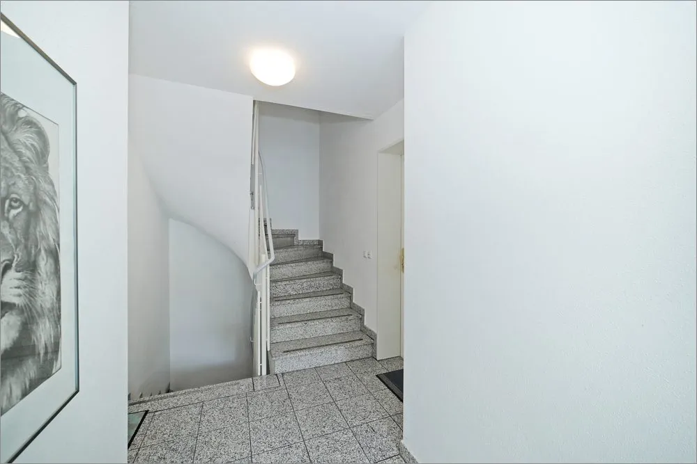 Immobilienangebot - München - Alle - Dachgeschosswohnung mit Balkon und TG-Stellplatz – Gepflegte Kapitalanlage in München-Forstenried