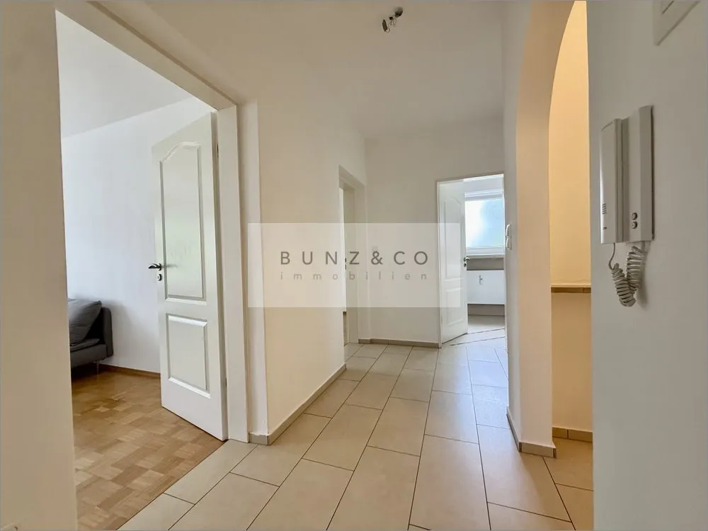 Immobilienangebot - München / Laim - Alle - Renovierte teilmöblierte Wohnung mit Südloggia, Einbauküche und TG-Stellplatz